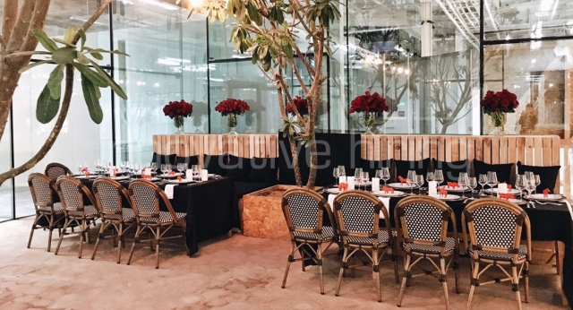 Features: Pallet Collection & Paris Cafe Chairs