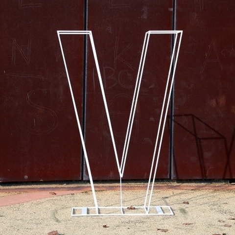 V